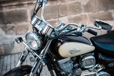 Caddedeki Büyük Motosiklet Otoparkı