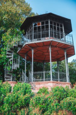 İspanya 'nın güneyindeki Jerez de la Frontera parkında terk edilmiş iki hikayeli müzik kulübesi.