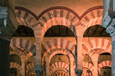 Cordoba, Endülüs 'ün Cami Katedrali' nin İç Çizgili Kemerleri (Mezquita Katedrali)