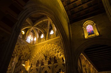 Cordoba, Endülüs 'teki Cami Katedrali' nin İç Çatı ve Lekeli Pencereleri (Mezquita Katedrali)