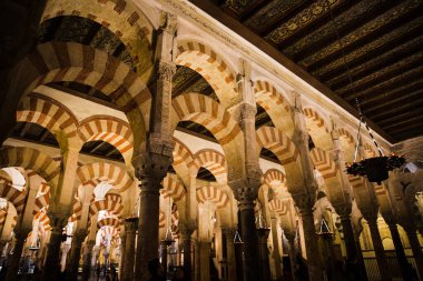 Cordoba, Endülüs 'ün Cami Katedrali' nin İç Çizgili Kemerleri (Mezquita Katedrali)