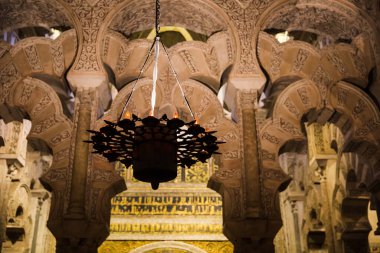 Cordoba, Endülüs 'ün Cami Katedrali' nin (Mezquita Katedrali) İç Asma Lambası ve Sütunları