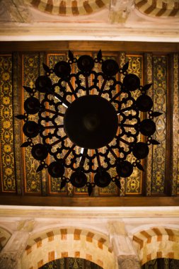 Cordoba, Endülüs 'ün Cami Katedrali' nin (Mezquita Katedrali) İç Asma Lambası ve Sütunları