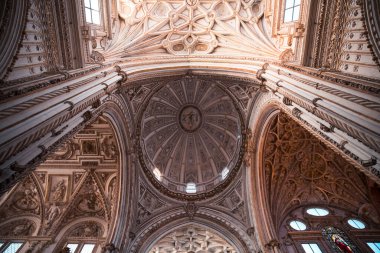 Cordoba, Endülüs 'teki Cami Katedrali' nin (Mezquita Katedrali) Daire Çatı ve Sütunları