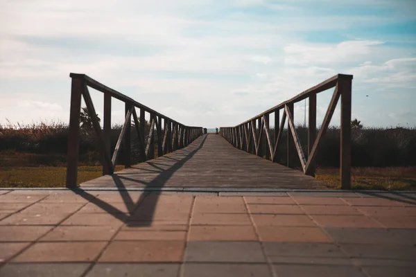 Vista Perspectiva Uma Ponte Madeira Construída Sobre Pavimento Tijolo — Fotografia de Stock