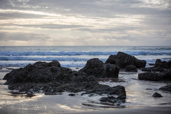 Rocky Beach Med Blå Himmel Och Hav — Stockfoto