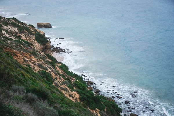 Vista Praia Ondas Plantas Pedras Barbate Cádiz Espanha Partir Topo — Fotografia de Stock