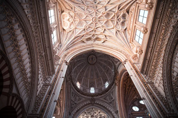 Внутренний Циркулярный Потолок Столбы Собора Мечети Mezquita Catedral Кордове Андалусия — стоковое фото