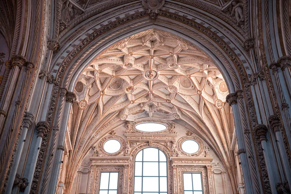 Arco Interior Techo Ventanas Mezquita Catedral Córdoba Andalucía — Foto de Stock