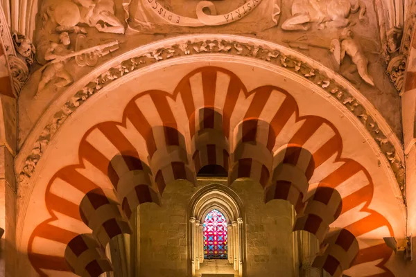 Внутренние Полосатые Арки Собора Мечети Mezquita Catedral Кордове Андалусия — стоковое фото