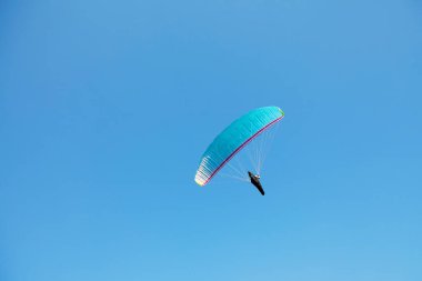 Planör pilotu planörle uçuyor. Hava dalışı uçuşu. Paraşüt ekstrem spor