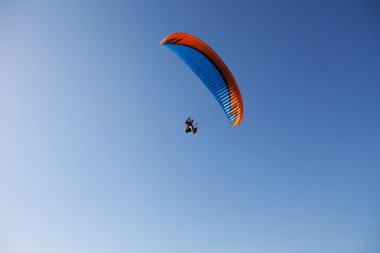 Planör pilotu planörle uçuyor. Hava dalışı uçuşu. Paraşüt ekstrem spor