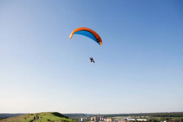 Segelflieger Fliegen Auf Segelflugzeugen Fallschirmspringen Extremsport Fallschirm — Stockfoto