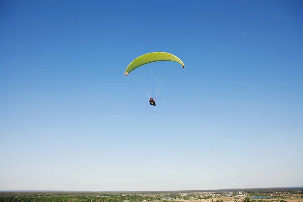 Planör pilotu planörle uçuyor. Hava dalışı uçuşu. Paraşüt ekstrem spor