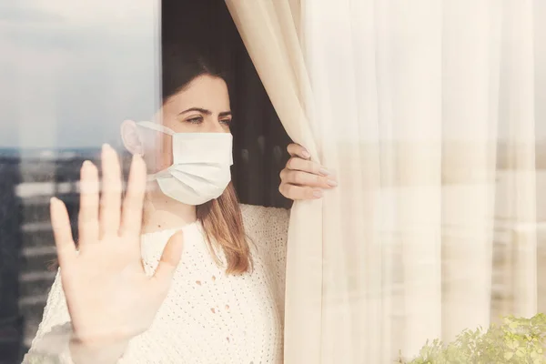 戴口罩的年轻女子待在家里自我隔离 家庭检疫概念 预防Covid Coronavirus疫情 — 图库照片