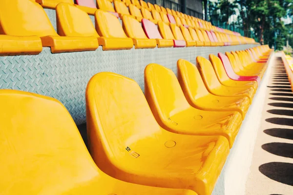 Leeg Stadion Rijen Van Gele Rode Stoelen Het Stadion Concept — Stockfoto