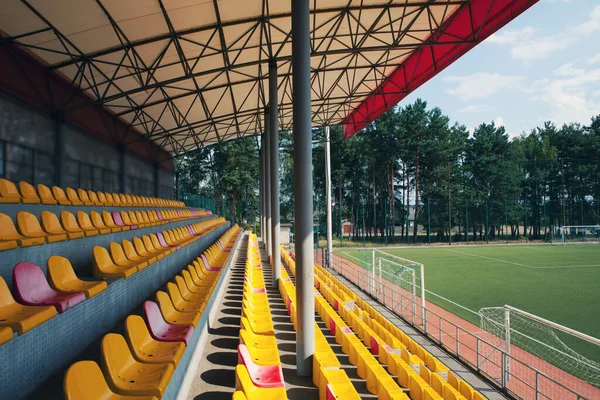 Pusty Stadion Rzędy Żółtych Czerwonych Miejsc Stadionie Koncepcja Pustego Stadionu — Zdjęcie stockowe