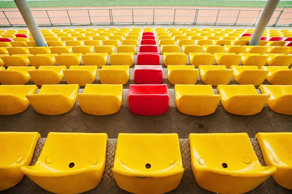 Leeg Stadion Rijen Van Gele Rode Stoelen Het Stadion Concept — Stockfoto