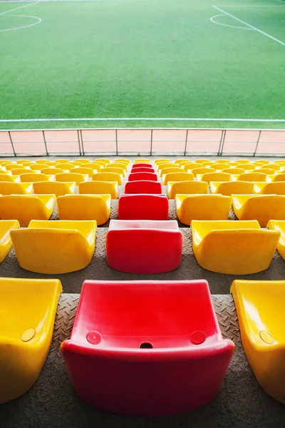 Leeg Stadion Rijen Van Gele Rode Stoelen Het Stadion Concept — Stockfoto