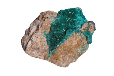 Quartz ve Calcite ile elektrik yeşili dioptaz minerali. Beyaz arkaplanda izole edilmiş, kapat.