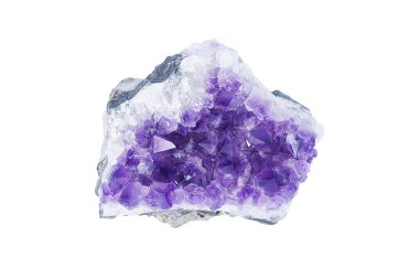 Mor pürüzlü Ametist kuvars kristalleri beyaz arkaplanda izole edilmiş. Violet Kristal Taş makro minerali.