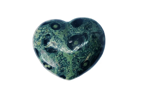 Makro mineral taşı Jasper Kambaba, kalp beyaz arka planda, kapat.