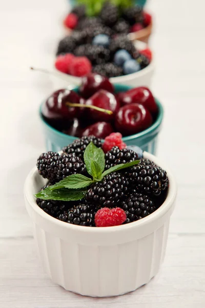 Bayas Frescas Cerezas Frambuesas Moras Arándanos Hojas Menta Cuencos Sobre — Foto de Stock