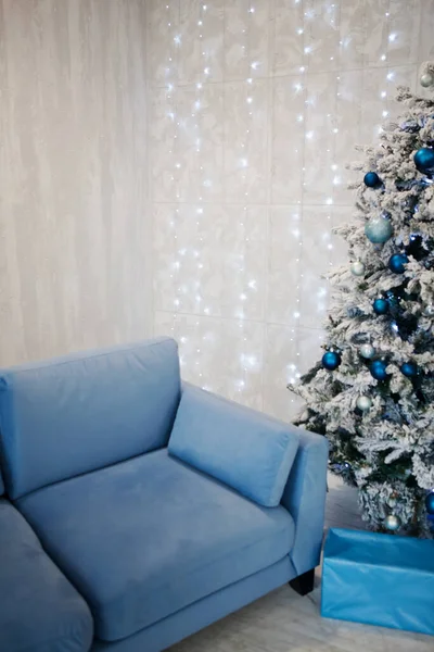 Divano Blu Vicino All Albero Natale Regali Parete Grigia Con — Foto Stock