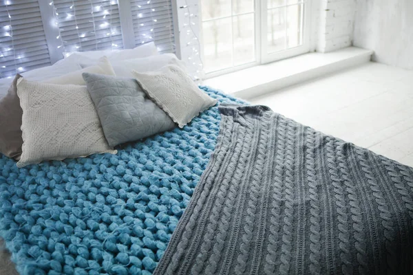 Travesseiros Cobertores Aconchegantes Malha Cama Parede Com Luminárias Guirlandas Fundo Fotografias De Stock Royalty-Free
