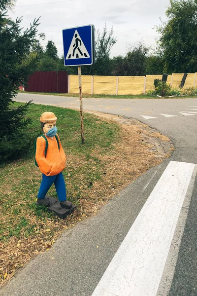 Man Skyddsmask Trottoaren Framför Övergångsstället Gatan Begreppet Förbättring Trafiksäkerheten Skydd — Stockfoto