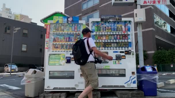 Haziran 2020 Yokohama Japonya Bir Turist Otomatta Içki Içer — Stok video