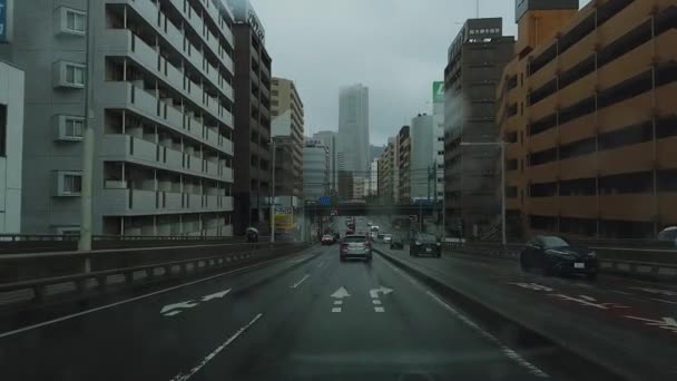 Mayıs 2020 Yokohama Yağmurlu Bir Günde Kırmızı Bir Tren Geçerken — Stok video