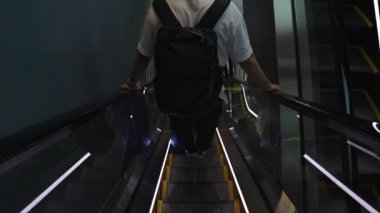 15 Temmuz 2020 Yokohama, Japonya. Bir çocuk yürüyen merdivenlerde tehlikeli bir şekilde oynar.