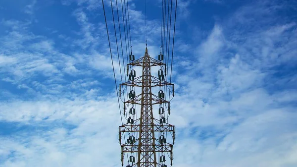 日本高压输电塔 — 图库照片