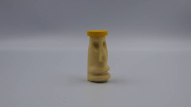 Beyaz arkaplanda el yapımı Tahta Tiki..