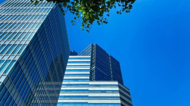 Tokyo, Japonya 'da güzel mavi gökyüzü olan modern bir bina..