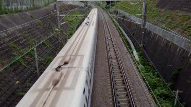 2020 Sep 01 Yokohama, Japonya. Shinkansen, hızlı tren, demiryolu üst geçidinin altından tam hızla geçiyor.
