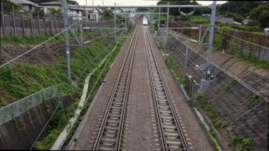 2020 Sep 01 Yokohama, Japonya. Shinkansen, hızlı tren, demiryolu üst geçidinin altından tam hızla geçiyor.
