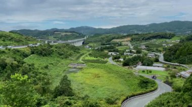 2020 Sep 11 Japonya. Solunda otoyol olan Japon kırsal manzarası