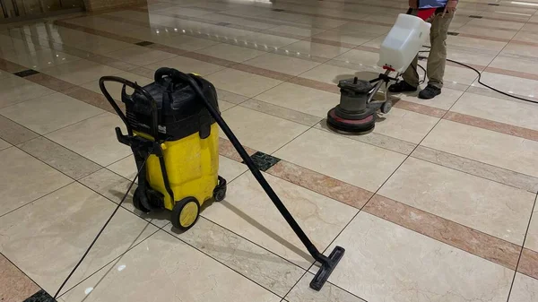 オフィスビルロビーでプロの床スクラバーと湿式掃除機と大理石の床研磨 — ストック写真