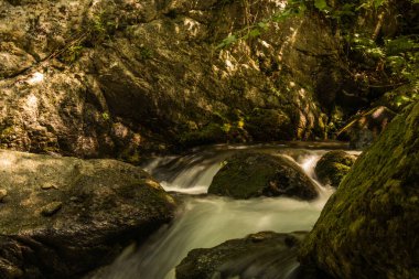 Dağlarda bir şelale