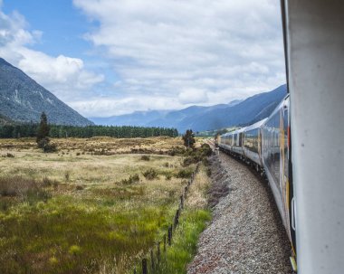 TransAlp treni Yeni Zelanda 'nın güney Alpleri' nden geçiyor.