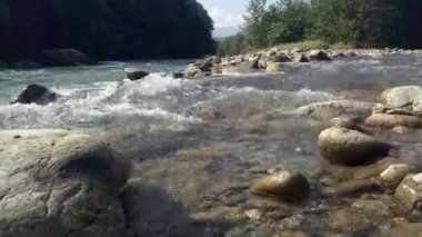 Bir dağ nehrinin hızlı akıntısı