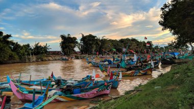Akşamları mavi gökyüzü manzaralı balıkçı tekneleri ve nehir kıyıları