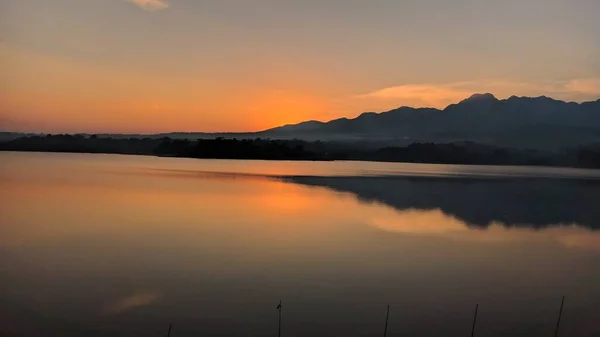 Landschaft Silhouette Der Berge Vom Rand Des Stausees Wenn Die — Stockfoto