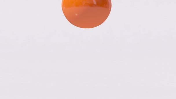 Trzy Pomarańczowe Miękkie Kulki Spadające Skaczące Białe Tło Animacja Abstrakcyjna — Wideo stockowe