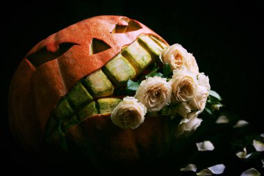 Çiçek yiyen korkunç balkabağı. Cadılar Bayramı.