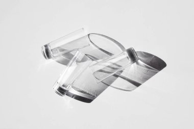 Masada yatan üç bardak. Soyut gölgeler.