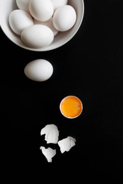 Siyah arka planda beyaz tavuk yumurtası.
