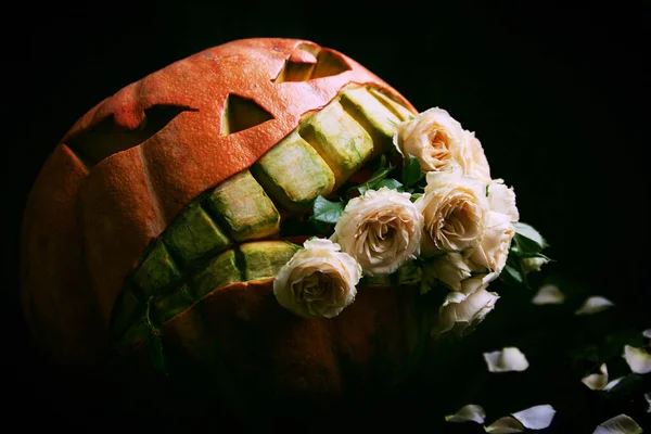 Çiçek yiyen korkunç balkabağı. Cadılar Bayramı.